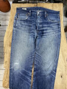 股の修理を終えたLevi'sのデニムを表から見た状態