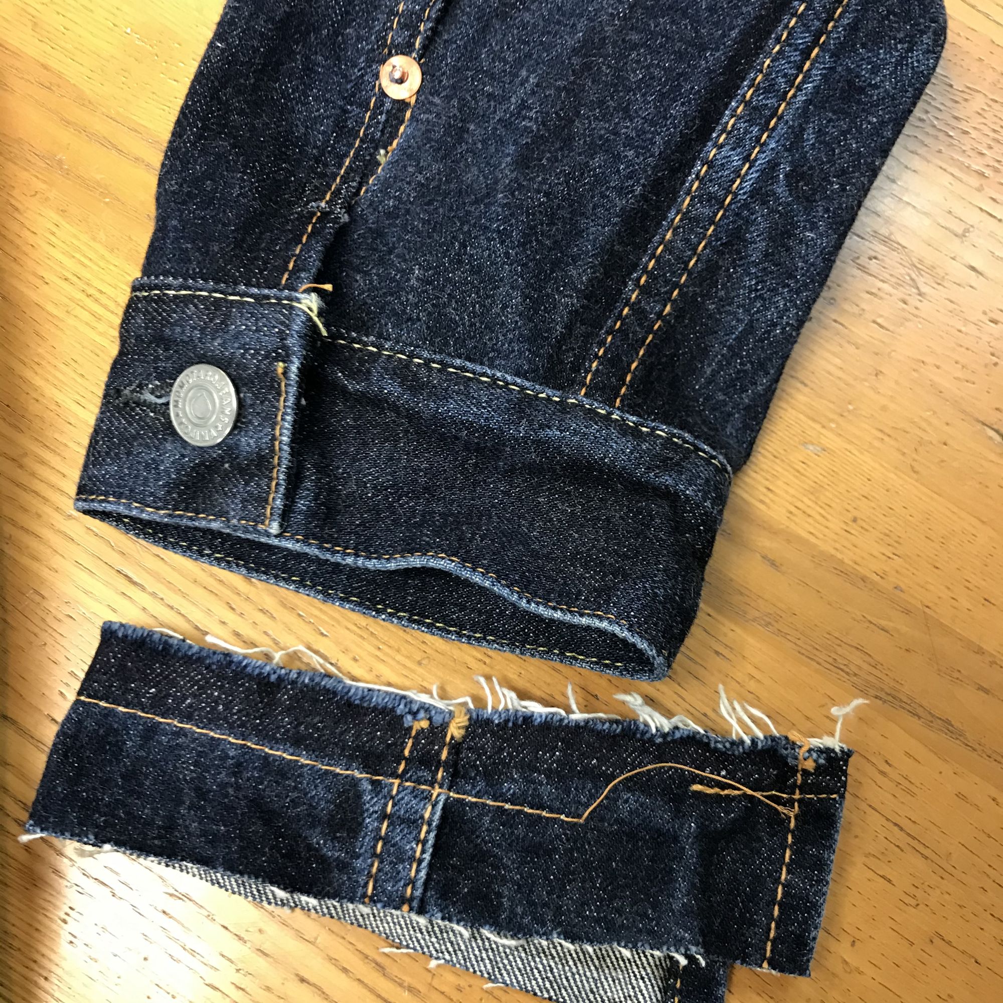 袖丈詰めをしたデニムジャケットの袖口と、詰めた分の生地